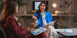 Recruiter conducting a behavioral interview using structured questions and modern hiring trends to evaluate a job candidate’s skills.