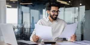 Concept of earned leave: a worker planning time off with a checklist and calendar.